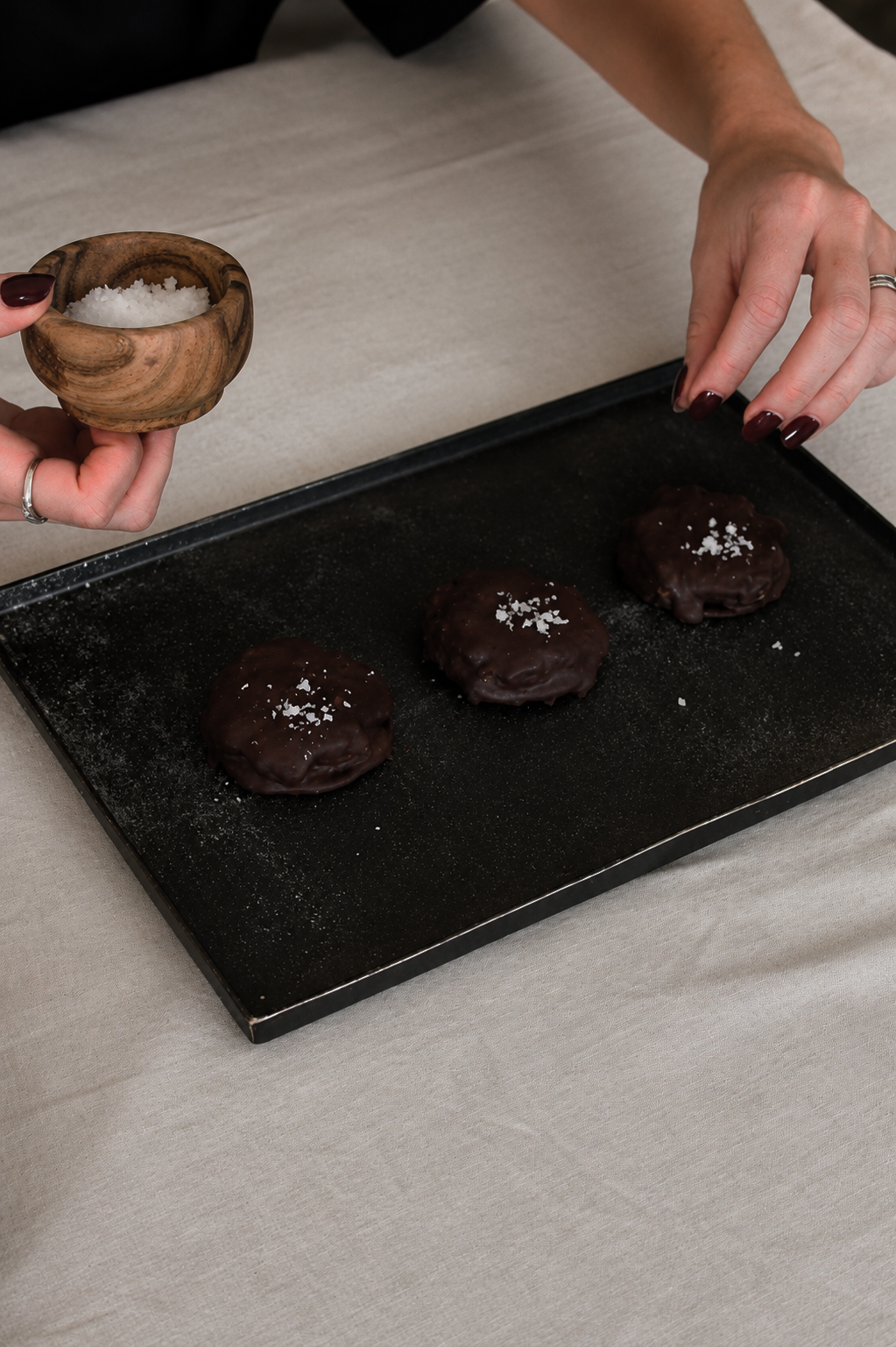 Clusters de chocolate con sal de mar sobre charola