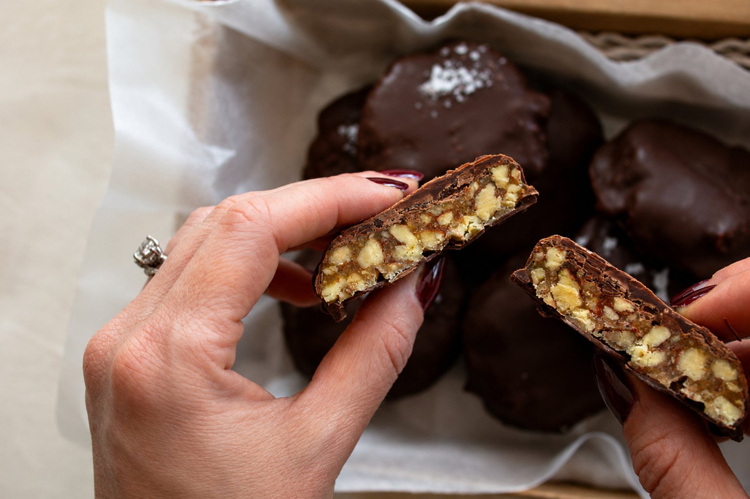 Cluster de nuez con caramelo sin azúcar partido a la mitad